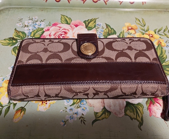 Coach signature zip around Clutch wallet - Picture 1 of 5